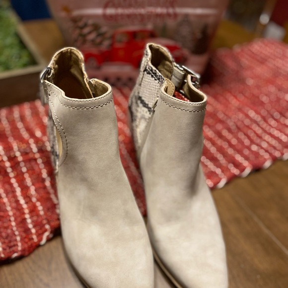 Snakeskin pattern booties - Picture 5 of 5